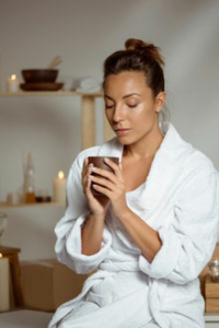 Zeit für mich Massage, junge Frau mit Teetasse